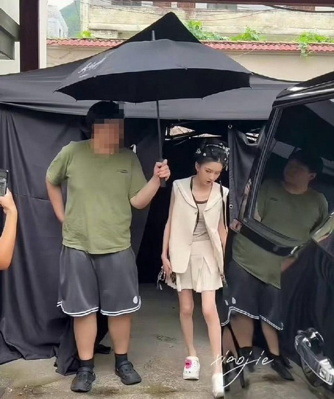Bukan hanya sekali, dalam beberapa foto setahun belakangan, kakinya sering kali terlihat cekung di sekitar paha dan lututnya karena persentase lemak tubuhnya yang sangat rendah membuatnya Song tampak lemah dan kurang vitalitas. Foto: Weibo