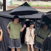 Bukan hanya sekali, dalam beberapa foto setahun belakangan, kakinya sering kali terlihat cekung di sekitar paha dan lututnya karena persentase lemak tubuhnya yang sangat rendah membuatnya Song tampak lemah dan kurang vitalitas. Foto: Weibo