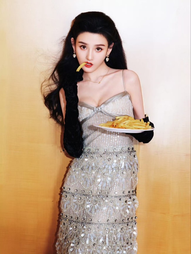 Diet yang dikombinasikan dengan jadwal padat dilaporkan menjadi salah satu alasan terbesar mengapa banyak bintang mengalami penurunan berat badan yang cepat dan tidak sehat. Foto: Weibo