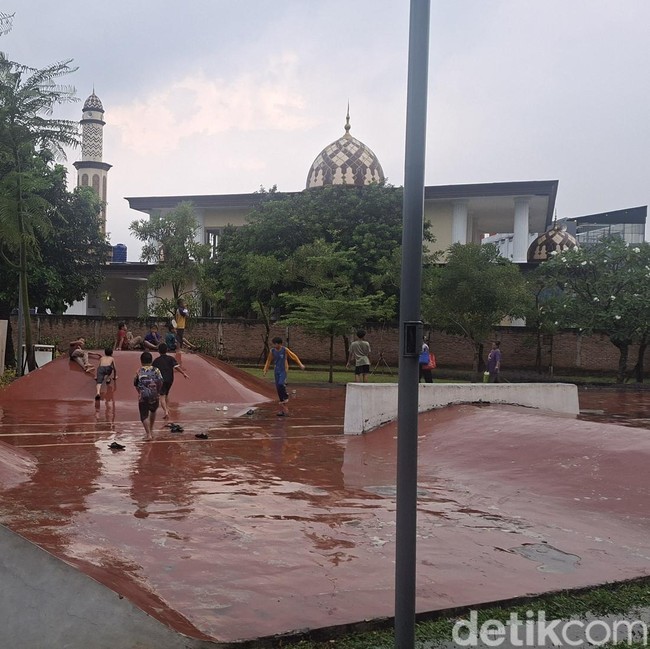 Potret Taman Dafici yang Berubah Jadi Perosotan Raksasa saat Hujan