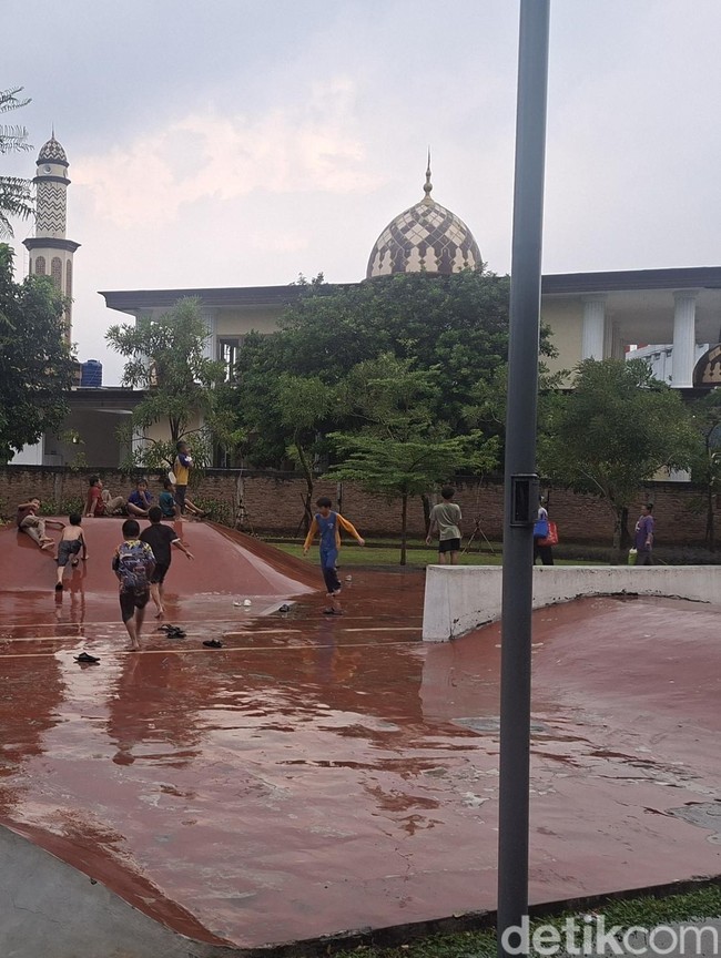 Potret Taman Dafici yang Berubah Jadi Perosotan Raksasa saat Hujan