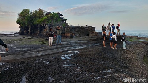 Kunjungan wisatawan ke DTW Tanah Lot di Desa Beraban, Kecamatan Kediri, Tabanan belum mengalami lonjakan jelang long weekend. /Krisna Pradipta