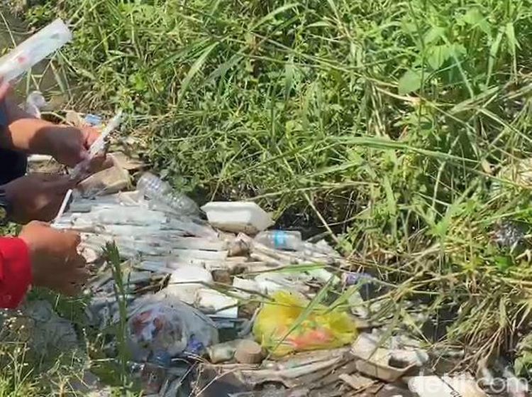 Duh! Ada Limbah Jarum Suntik di Parit Kedungkandang Kota Malang