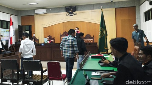 Tiga terdakwa saat mengikuti sidang di Pengadilan Tipikor Mataram, Rabu (13/5/2026).