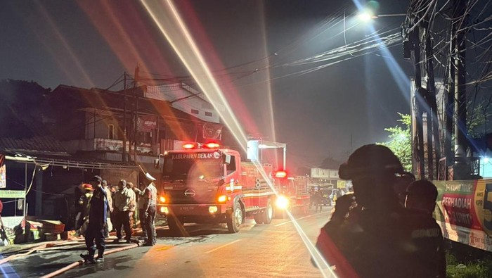 Tim Patroli Batalyon D Pelopor Satbrimob Polda Metro Jaya membantu penanganan kebakaran bengkel di Jalan Raya Perjuangan, Cikarang Barat, Kabupaten Bekasi. (Dok. Istimewa)