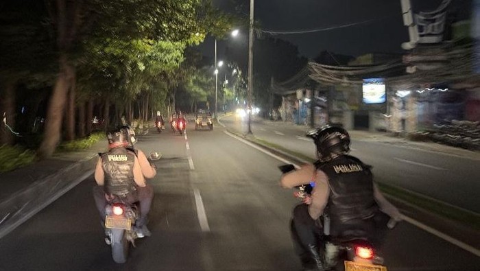 Tim Patroli Perintis Presisi Ditsamapta Polda Metro Jaya menangkap dua pemuda diduga hendak begal di kawasan Jalan Duri Kepa, Jakarta Barat (Jakbar). (Dok istimewa).