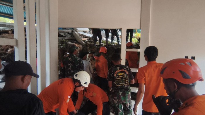Tim SAR melakukan evakuasi korban tertimbun longsor di Bungo, Jambi