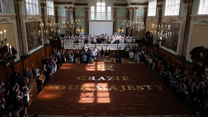 Chefs and volunteers celebrate after breaking the Guinness World Record for the longest tiramisu, which measured 400 metres, in London, Britain, April 26, 2026. REUTERS/Carlos Jasso      TPX IMAGES OF THE DAY