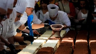 Tiramisu Sepanjang 440 Meter Pecahkan Rekor Dunia