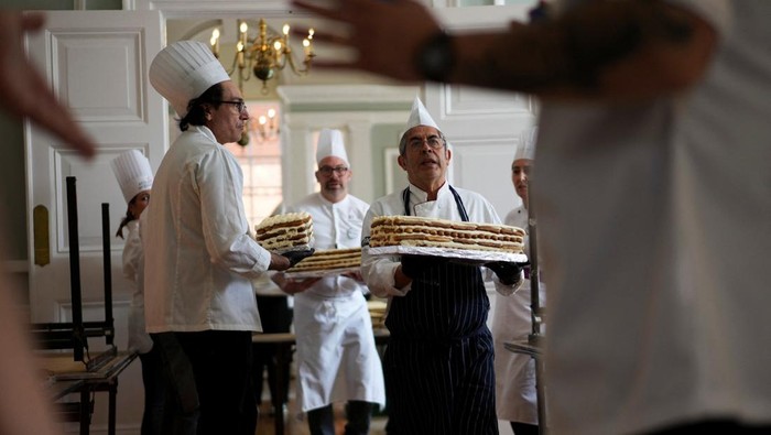 Chefs and volunteers celebrate after breaking the Guinness World Record for the longest tiramisu, which measured 400 metres, in London, Britain, April 26, 2026. REUTERS/Carlos Jasso      TPX IMAGES OF THE DAY