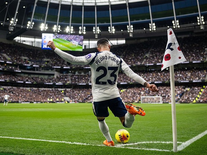 LONDON, ENGLAND - NOVEMBER 8: Pedro Porro of Tottenham Hotspur takes a corner kick during the Premier League match between Tottenham Hotspur and Manchester United at Tottenham Hotspur Stadium on November 8, 2025 in London, England. (Photo by Sebastian Frej/MB Media/Getty Images)