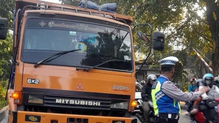 Truk mengalami gangguan di Jalan Cengkareng, Jakarta Barat, pagi ini. Akibatnya, lalu lintas di sekitar lokasi mengalami kemacetan. (Dok. TMC Polda Metro)