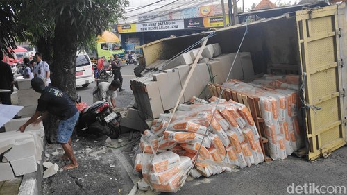 Kondisi motor ringsek terjepit material bata hebel saat truk terguling di tikungan menurun Desa Beringkit, Mengwitani, Kecamatan Mengwi, Badung, Rabu siang.