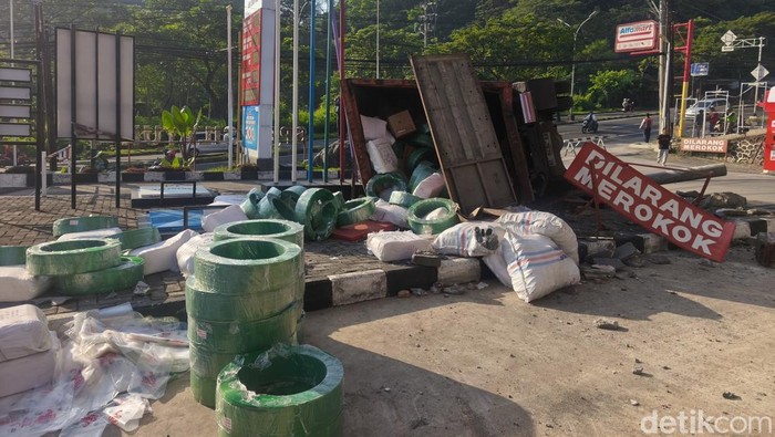 Truk guling di SPBU Silayur, Kecamatan Ngaliyan, Kota Semarang, Rabu (13/5/2026).