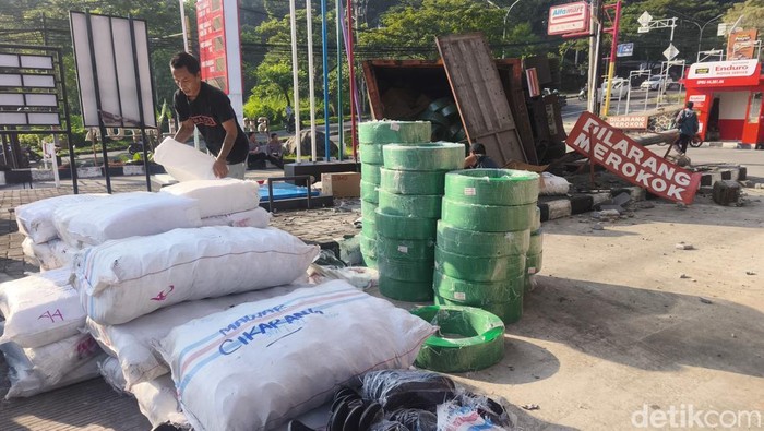 Truk terguling di SPBU Silayur, Kecamatan Ngaliyan, Kota Semarang, Rabu (13/5/2026).