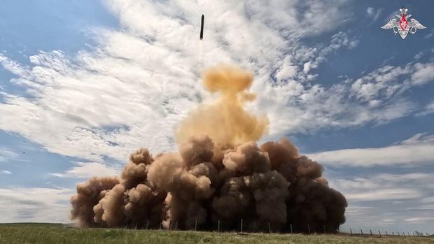 Uji coba rudal Sarmat buatan Rusia yang mampu bawa hulu ledak nuklir Uji coba rudal Sarmat buatan Rusia yang mampu membawa hulu ledak nuklir (AFP PHOTO/RUSSIAN DEFENCE MINISTRY)