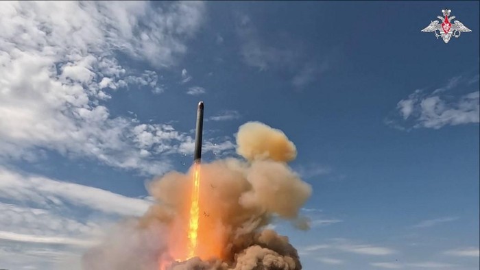 Uji coba rudal Sarmat buatan Rusia yang mampu membawa hulu ledak nuklir (AFP PHOTO/RUSSIAN DEFENCE MINISTRY)
