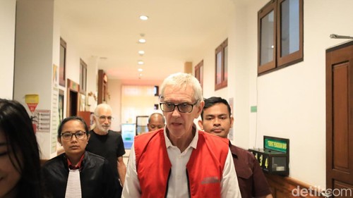 Valur digiring ke ruang tahanan seusai disidang di PN Gianyar, Rabu (13/5/2026).