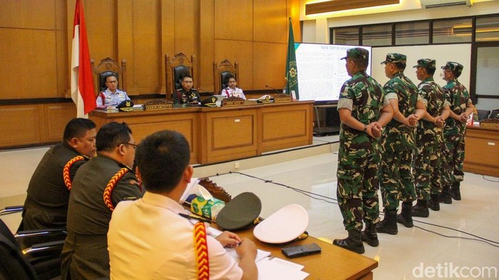 Empat terdakwa kasus penyiraman air keras terhadap aktivis KontraS, Andrie Yunus, menjalani sidang lanjutan di Pengadilan Militer II-08 Jakarta, Rabu (13/5/2026). Andrie kembali tidak hadir karena masih menjalani perawatan intensif di RSCM usai operasi.
