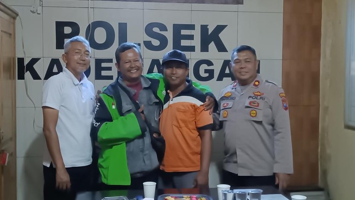 Kasus sopir angkot intimidasi turis China-driver ojol yang viral dimediasi dan berakhir damai di Mapolsek Kademangan, Kota Probolinggo