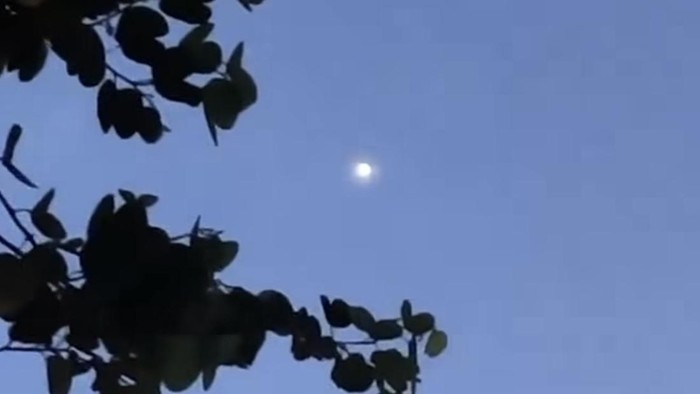 Viral UFO disebut muncul di kawasan Embong Kaliasin, Surabaya.