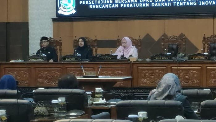 Wakil Ketua DPRD Banyuwangi Siti Mafrochatin Nimah (kanan) saat memimpin rapat paripurna di DPRD Banyuwangi