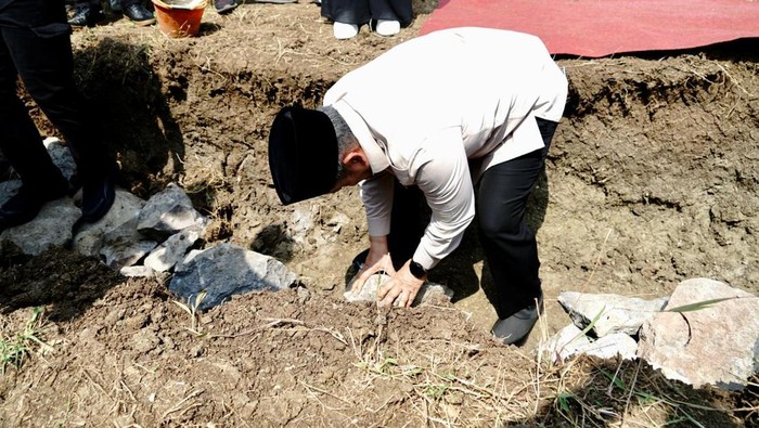 Wakil Menteri Agama, Romo Muhammad Syafii melakukan peletakan batu pertama MAN IC Sumedang pada Selasa (12/5/2026).