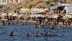 Warga Gaza Habiskan Waktu di Pantai Saat Cuaca Panas