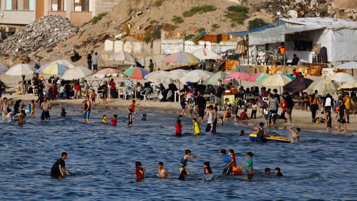 Warga Palestina menghabiskan waktu di pantai untuk menikmati suasana laut saat cuaca panas melanda Gaza City. Gaza City, Palestina, Selasa (12/5/2026). Sejumlah anak-anak terlihat bermain air dan berenang di tepi pantai bersama keluarga mereka. Aktivitas tersebut dilakukan untuk mengurangi rasa panas di tengah suhu yang tinggi.