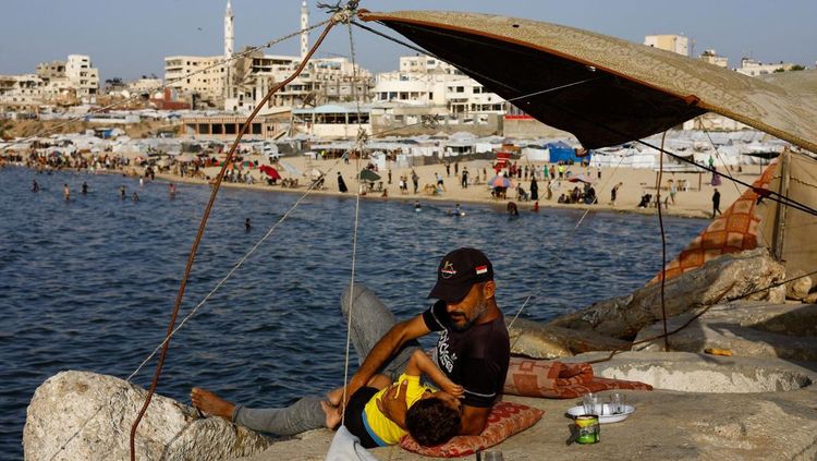 Warga Gaza Habiskan Waktu di Pantai Saat Cuaca Panas