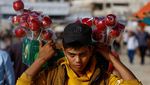 Warga Gaza Habiskan Waktu di Pantai Saat Cuaca Panas