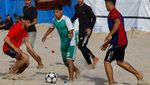 Warga Gaza Habiskan Waktu di Pantai Saat Cuaca Panas