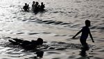 Warga Gaza Habiskan Waktu di Pantai Saat Cuaca Panas