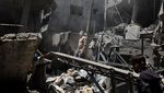 Warga Gaza Periksa Dampak Serangan Udara di Kamp Shati