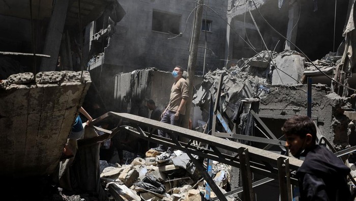 Warga Palestina memeriksa lokasi dampak serangan udara Israel di rumah-rumah yang berada di Kamp Pengungsi Shati (Beach). Gaza City, Palestina, Sabtu (10/5/2026). Sejumlah warga terlihat meninjau puing-puing rumah yang hancur akibat serangan udara tersebut. Mereka mencoba melihat sisa-sisa bangunan yang masih berdiri di lokasi kejadian.