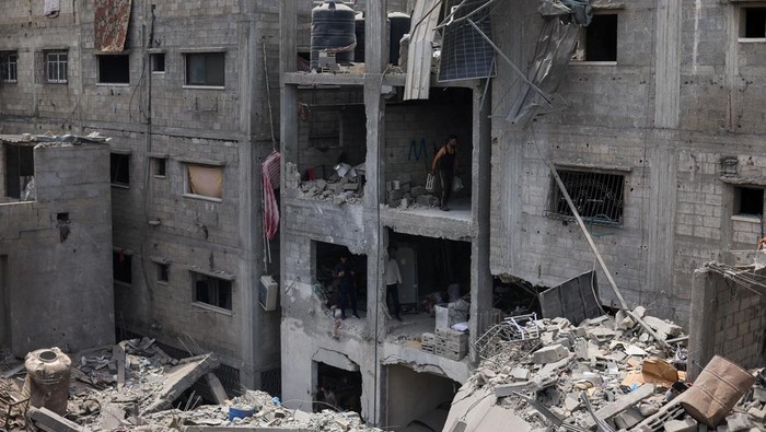 Warga Palestina memeriksa lokasi dampak serangan udara Israel di rumah-rumah yang berada di Kamp Pengungsi Shati (Beach). Gaza City, Palestina, Sabtu (10/5/2026). Sejumlah warga terlihat meninjau puing-puing rumah yang hancur akibat serangan udara tersebut. Mereka mencoba melihat sisa-sisa bangunan yang masih berdiri di lokasi kejadian.