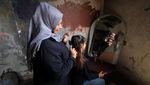 Warga Gaza Periksa Dampak Serangan Udara di Kamp Shati