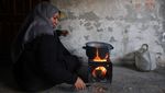 Warga Gaza Periksa Dampak Serangan Udara di Kamp Shati