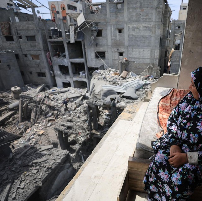 Warga Gaza Periksa Dampak Serangan Udara di Kamp Shati