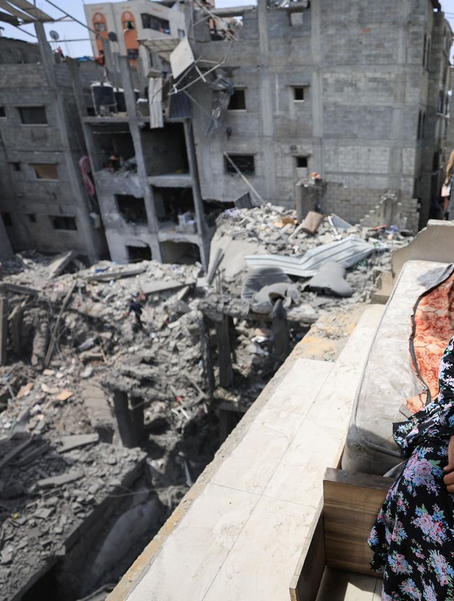 Warga Gaza Periksa Dampak Serangan Udara di Kamp Shati