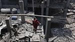 Warga Gaza Periksa Dampak Serangan Udara di Kamp Shati