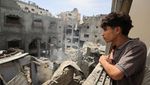 Warga Gaza Periksa Dampak Serangan Udara di Kamp Shati