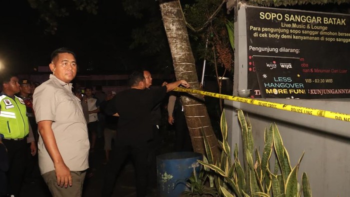 Warga menggeruduk warung yang menyediakan minuman keras (miras) di dekat Pusat Pemerintahan Kabupaten Tangerang, Tigaraksa. (Dok istimewa).