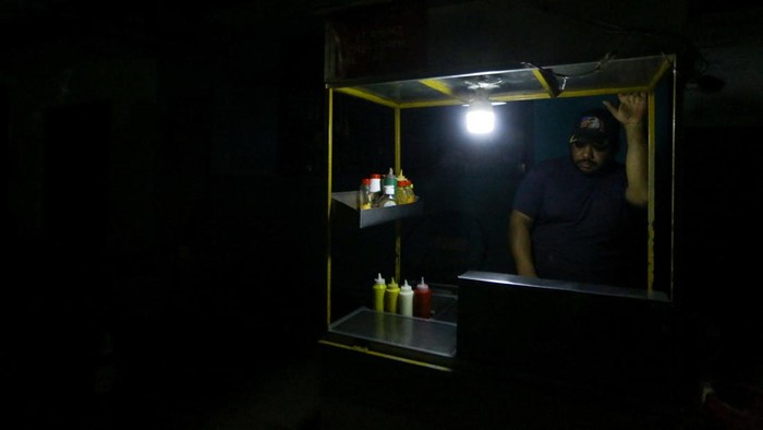 Krisis Listrik Paksa Warga Bertahan dalam Gelap