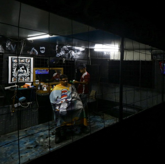 Krisis Listrik Paksa Warga Bertahan dalam Gelap