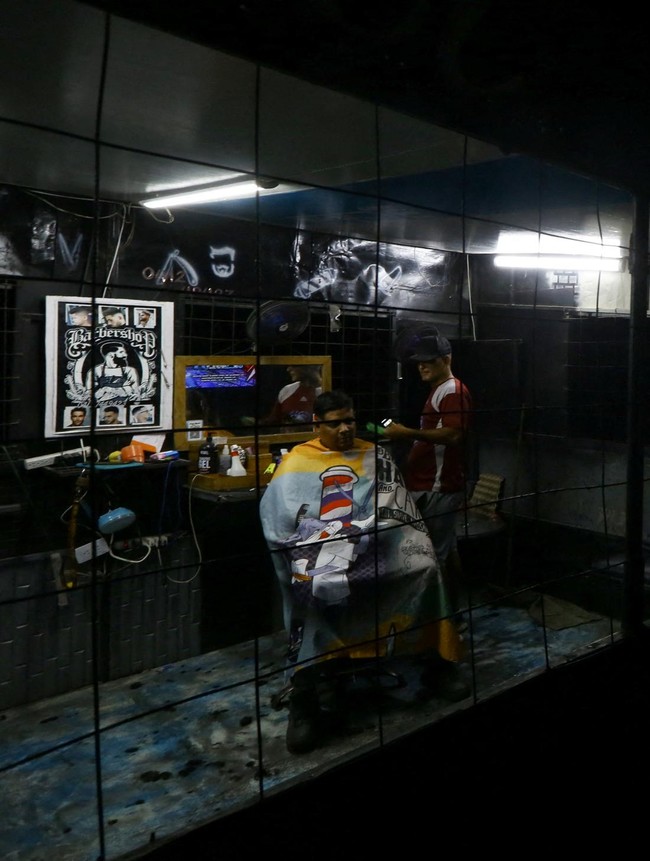 Krisis Listrik Paksa Warga Bertahan dalam Gelap