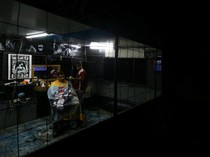 Krisis Listrik Paksa Warga Bertahan dalam Gelap