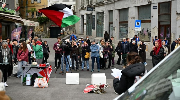 Sejumlah orang turun ke jalan untuk melakukan aksi protes terhadap keikutsertaan Israel dalam Eurovision Song Contest di Wina, Austria, Selasa (12/5/2026). Foto: REUTERS/Elisabeth Mandl