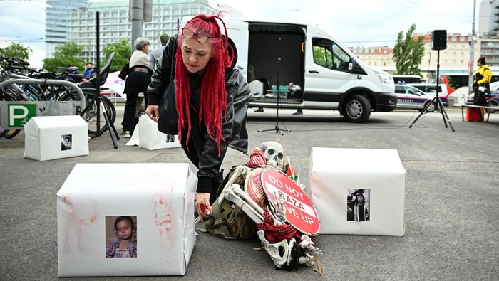 Sejumlah orang turun ke jalan untuk melakukan aksi protes terhadap keikutsertaan Israel dalam Eurovision Song Contest di Wina, Austria, Selasa (12/5/2026). Foto: REUTERS/Elisabeth Mandl