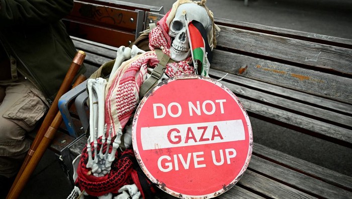 Sejumlah orang turun ke jalan untuk melakukan aksi protes terhadap keikutsertaan Israel dalam Eurovision Song Contest di Wina, Austria, Selasa (12/5/2026). Foto: REUTERS/Elisabeth Mandl